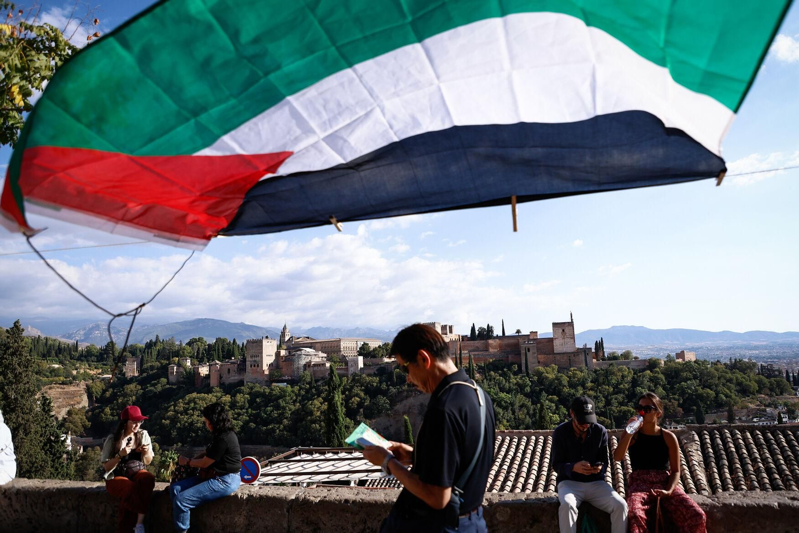 Lágrimas frente a la Alhambra, en imágenes: así se han leído en Granada los nombres de los niños muertos en Gaza