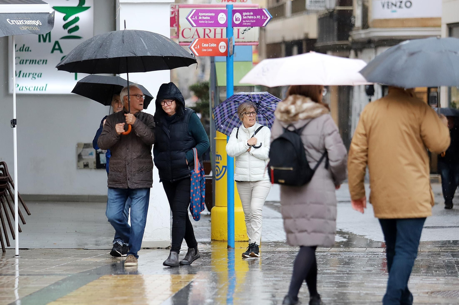 Día de lluvia, viento y frío en Huelva, en imágenes