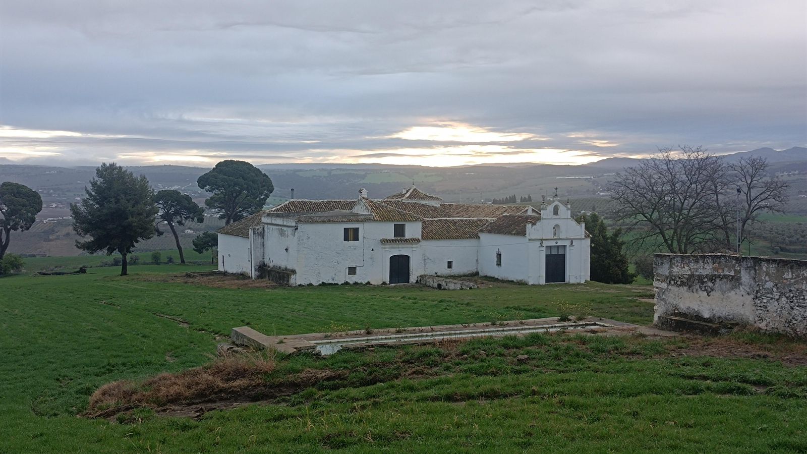 El edificio principal del Cortijo del Tejarejo.