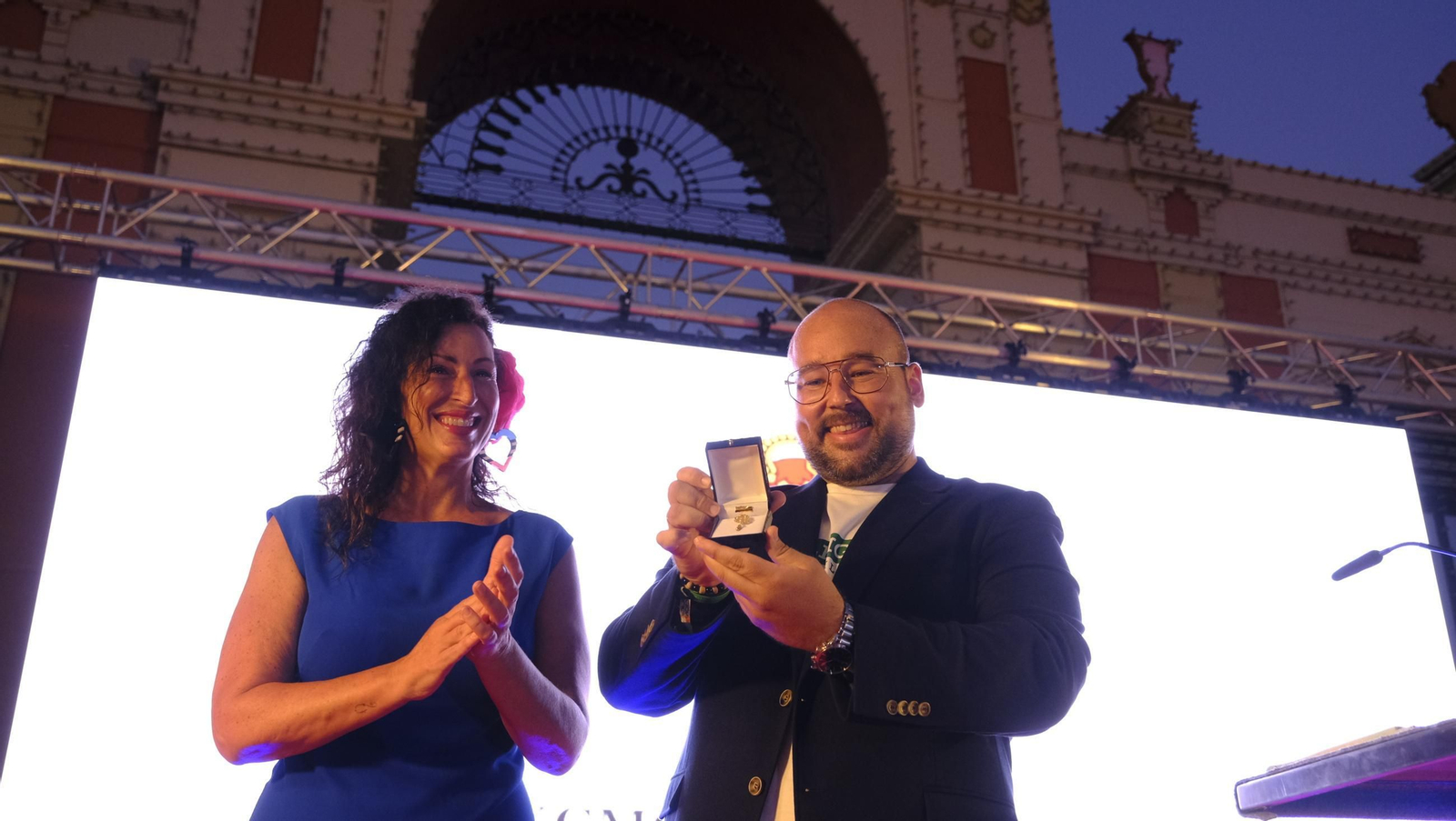 El pregón de la Feria de Almería 2025 y el encendido de la portada, en imágenes