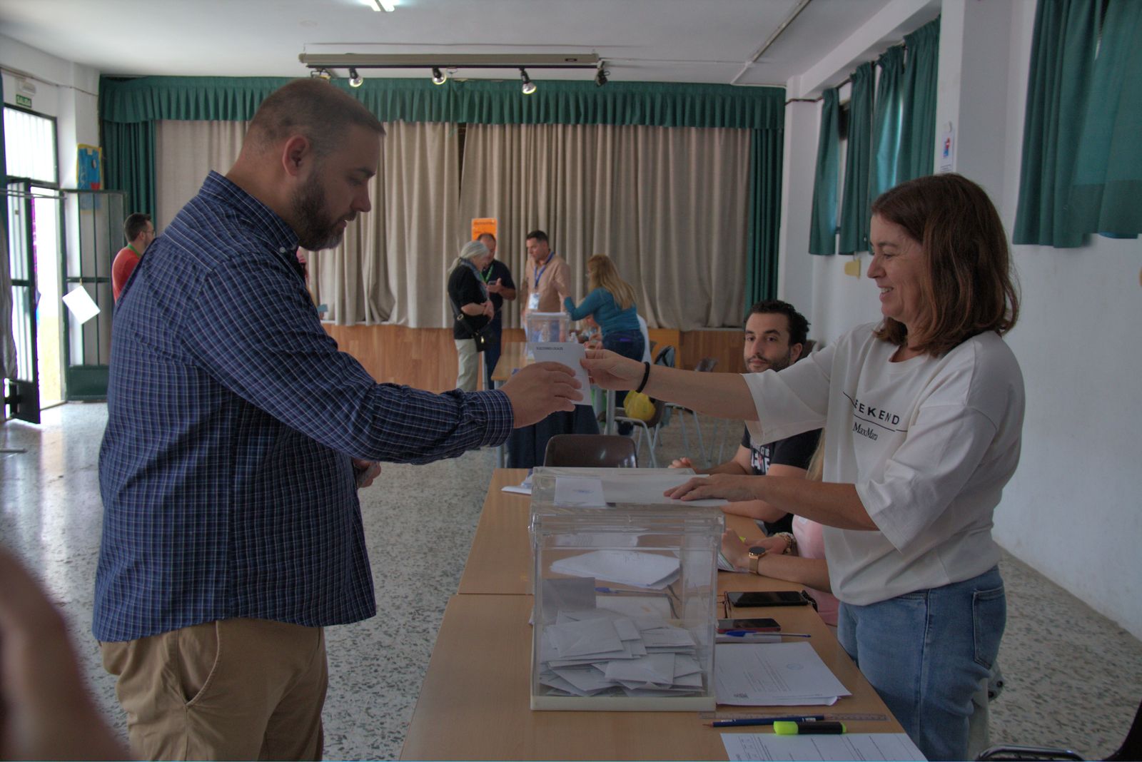 Fotos: así está votando la Costa de Granada en el inicio de las elecciones municipales 2023