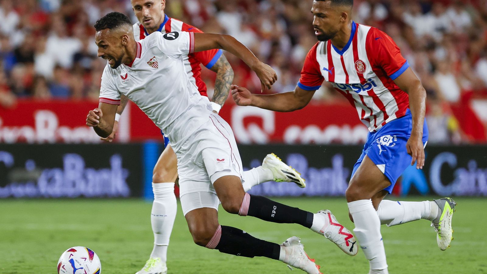 Sow se escapa de Yangel Herrera y Aleix García.