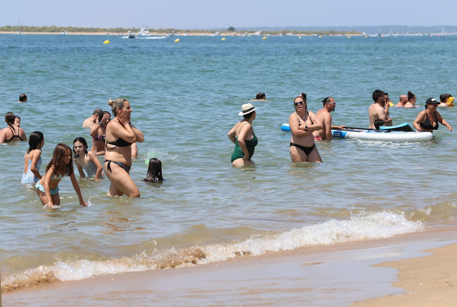Ambiente en las playas de Huelva en la mañana de domingo