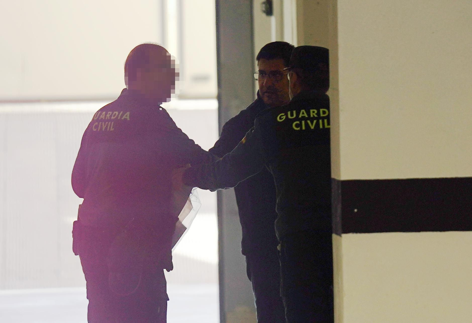 Jesús León conversa con unos guardias civiles a la salida de los juzgados.