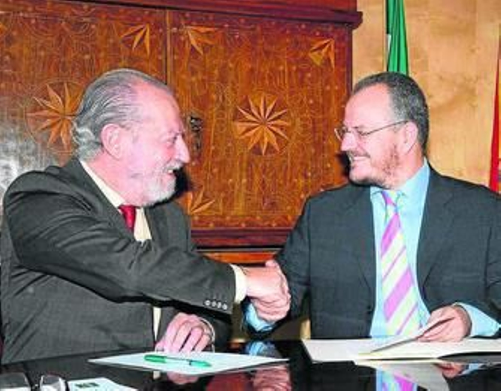 Villalobos, ayer, en la firma del acuerdo con el delegado de la ONCE.