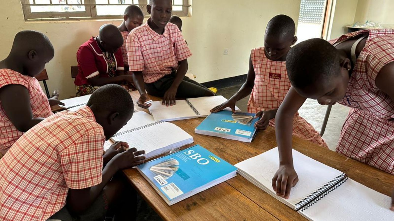 Alumnos con discapacidad visual en el CEVIC School.