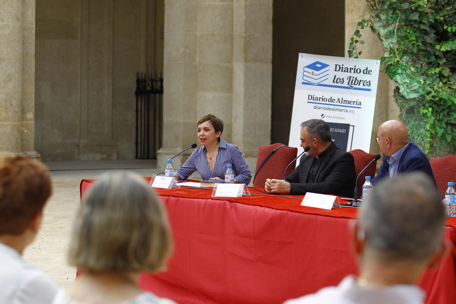 El escritor Jesús Sánchez Adalid, protagonista de Diario de los Libros, en la Catedral de Almería