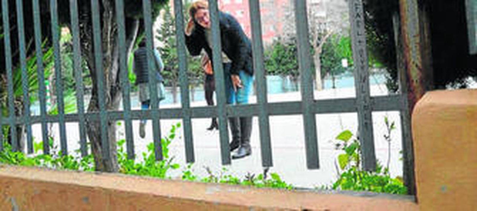 Una madre se asoma desde el interior del centro al pasaje.