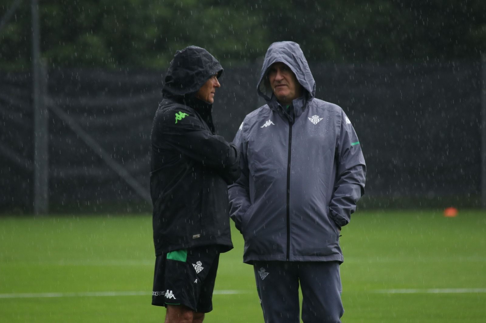 Manuel Pellegrini y Antonio Cordón dialogan bajo la lluvia en la pretemporada en Suiza.