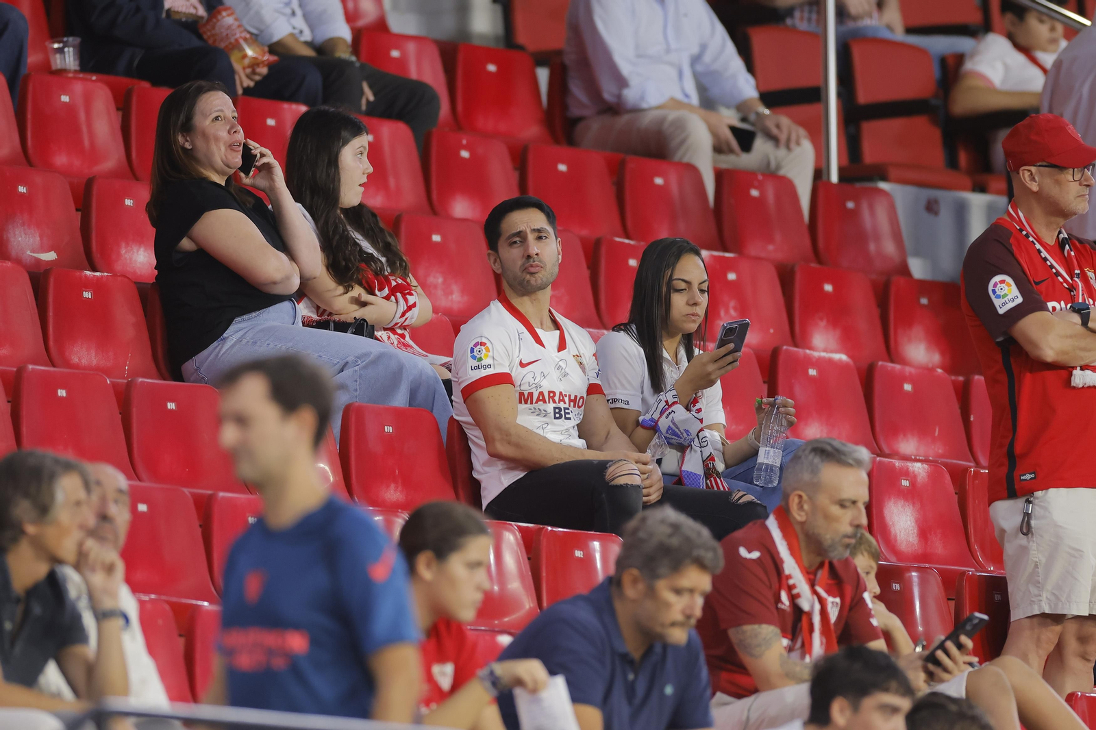 Búscate en las fotos del Sevilla-Lens