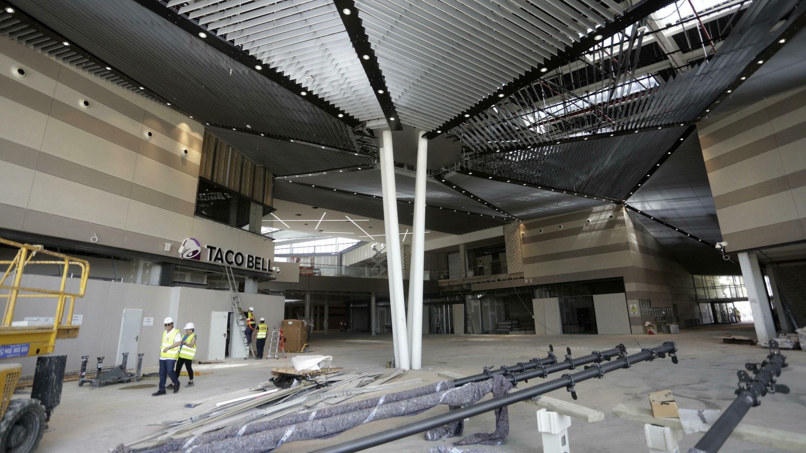 Montaje de locales de comida rápida en la Plaza Joven.