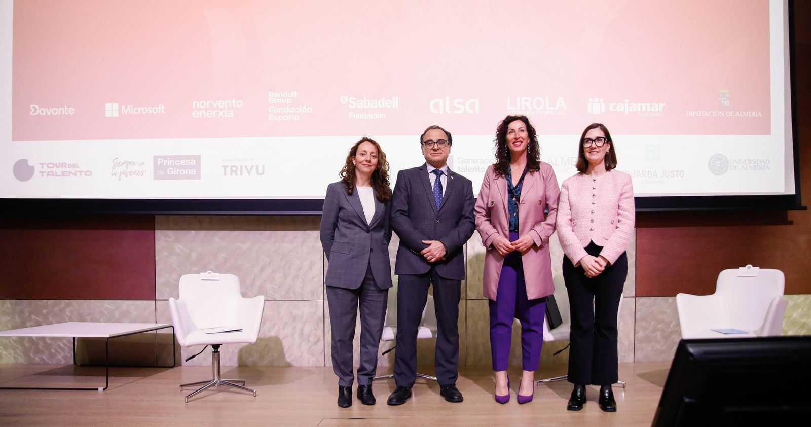 José J. Céspedes con María del Mar Vázquez, María del Mar Martínez-Cosentino y Gema Guzmán.