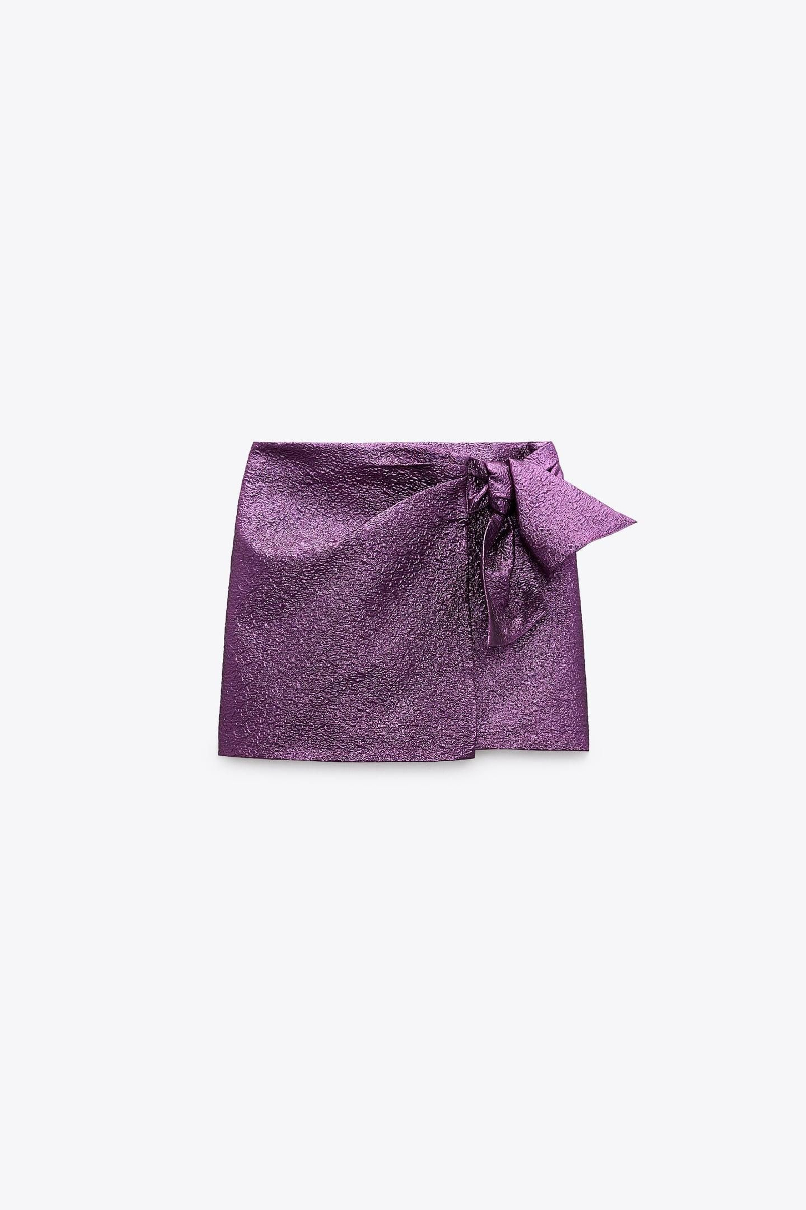 Falda mini de Zara de color morado.
