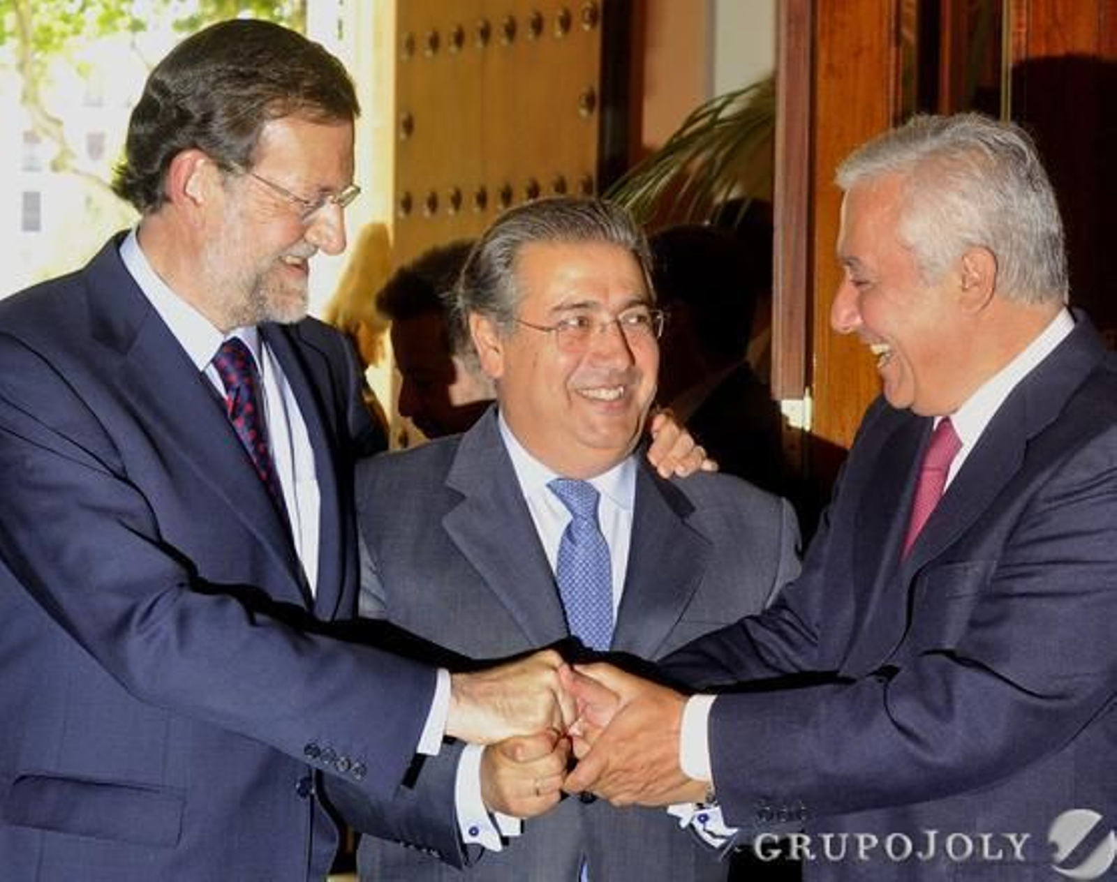 Rajoy, Zoido y Arenas, entrando en el Ayuntamiento.

Foto: Antonio Pizarro - Manuel Gómez