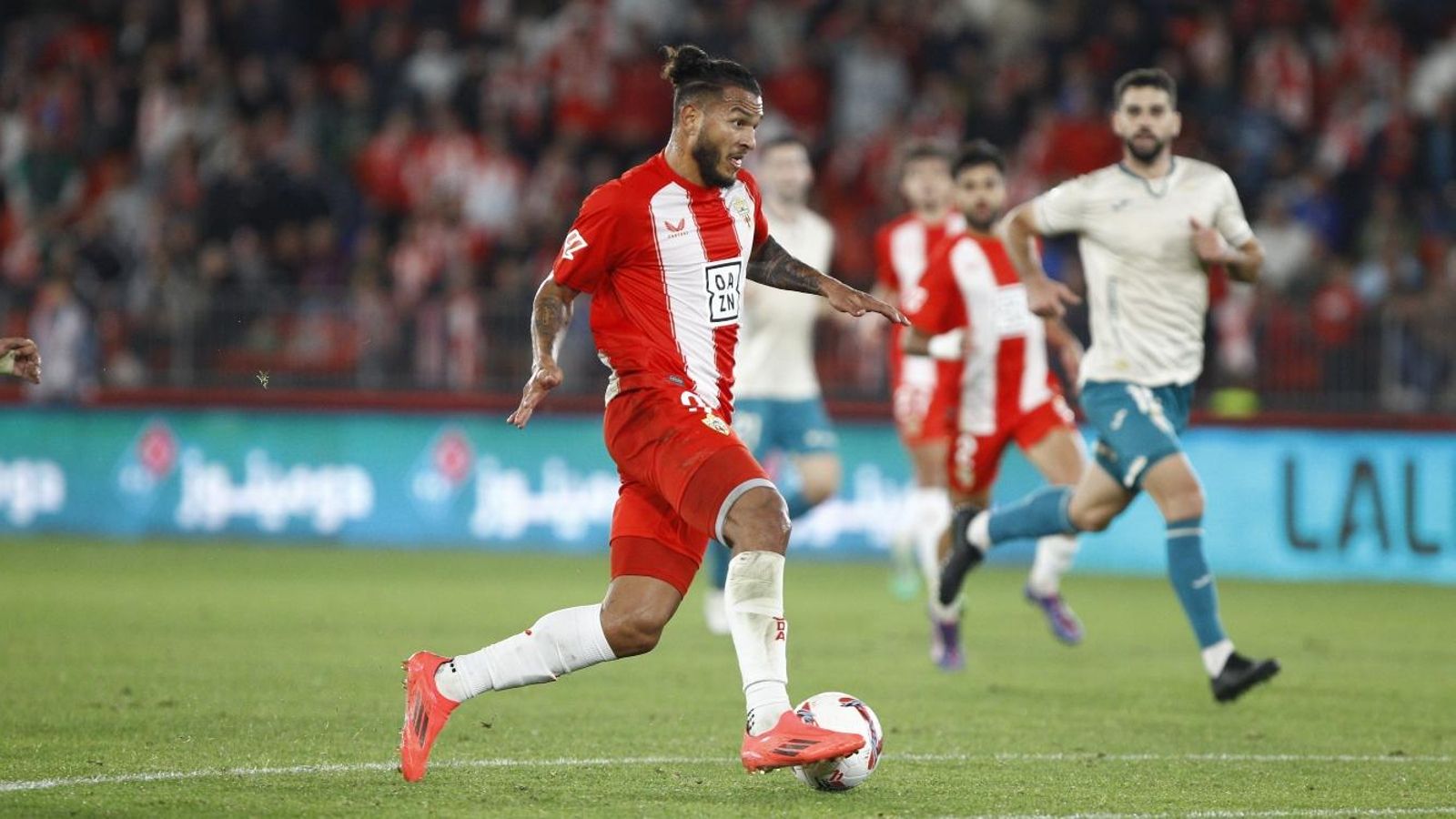 El delantero colombiano maneja el balón en el choque ante el Córdoba.