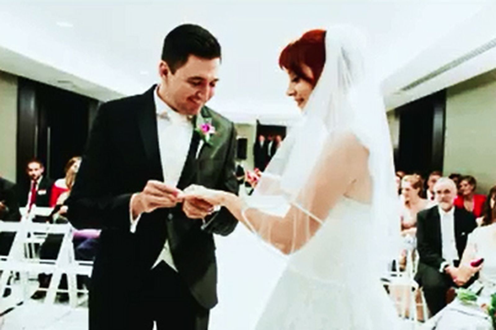 1. Terraza de Artillería del Castillo de Guardias Viejas, con imponentes vistas al Mediterráneo. 2. Mismo emplazamiento, pero en el Patio de Armas, escenario también de bodas.  3. Patio de Luces del Ayuntamiento, el lugar más demandado. 4. Boda 1.000 entre Vanesa y Antonio, en el Castillo. 5. Debora y Jesús escogieron casarse en un hotel., en septiembre  de 2017.