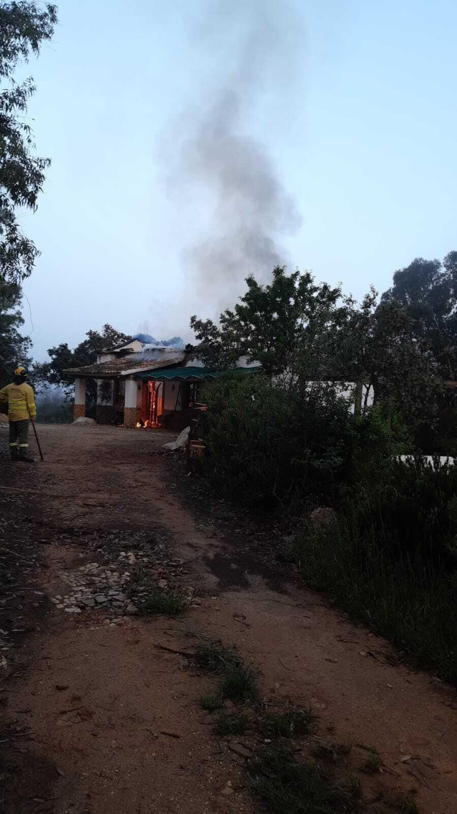 Imagen del fuego que afectó a la vivienda rural.