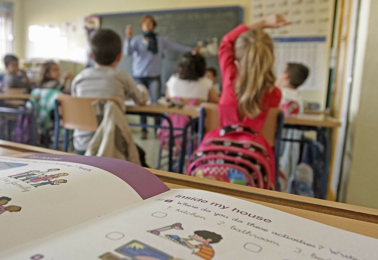 Un libro de texto en una mesa de clase.