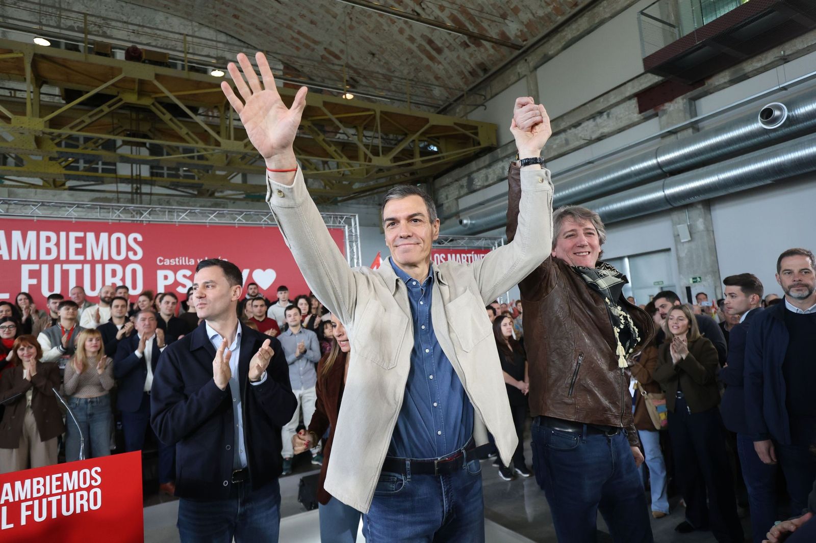 Pedro Sánchez saluda en un mitin en Ponferrada junto al candidato socialista a las elecciones en Castilla y León, Carlos Martínez.