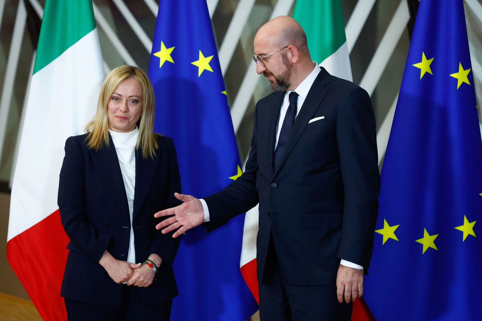 La primera ministra italiana, Giorgia Meloni, es recibida por el presidente del Consejo Europeo, Charles Michel.