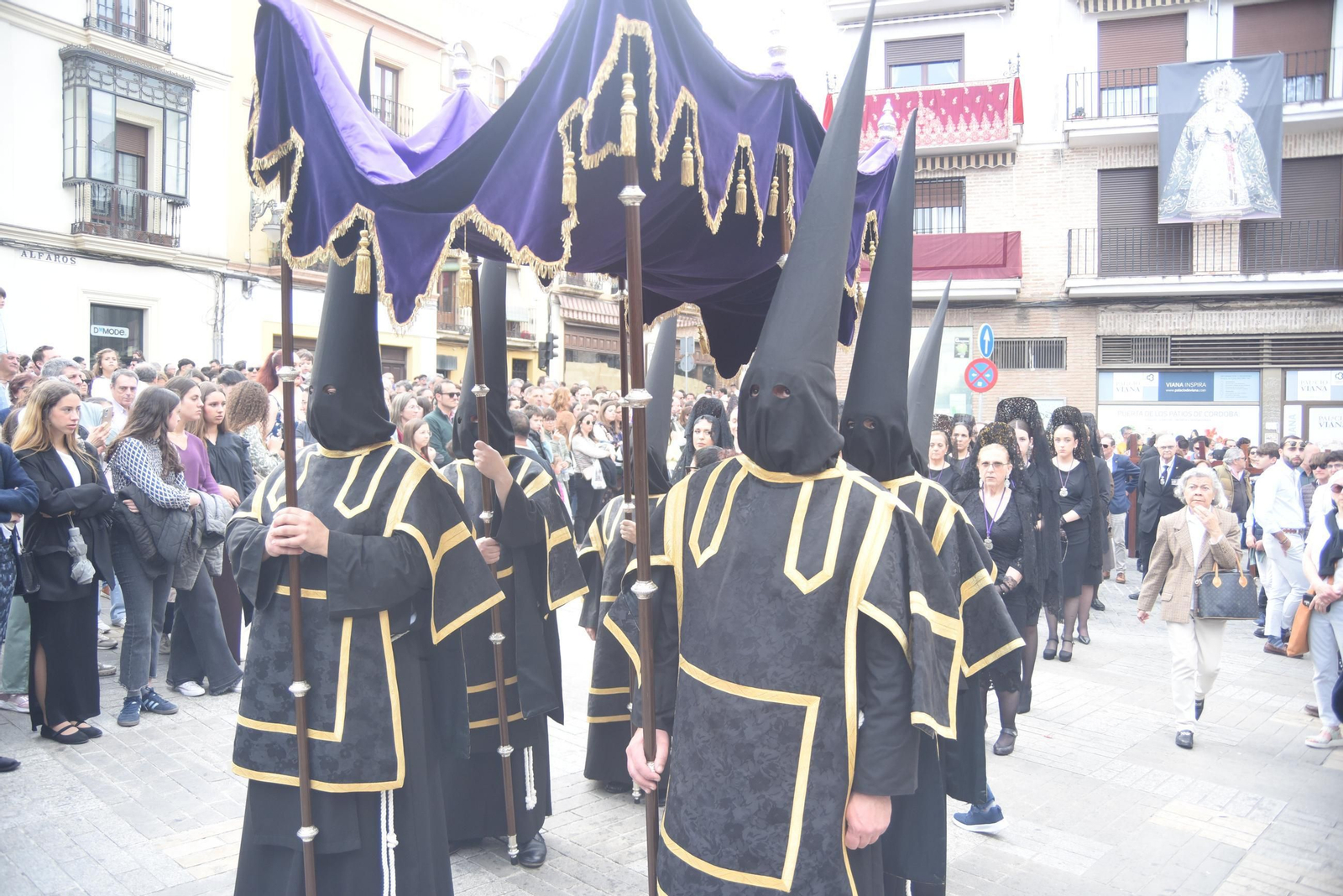 La procesión del Nazareno en este Jueves Santo de Córdoba, en imágenes