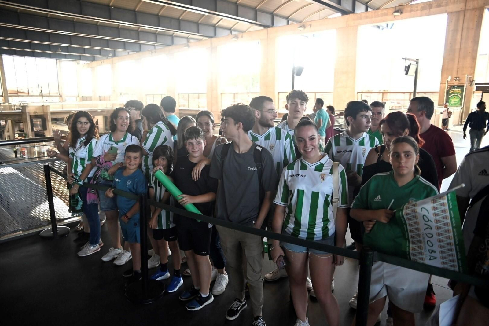 Las mejores fotos del recibimiento al Córdoba CF tras su partido en Barcelona