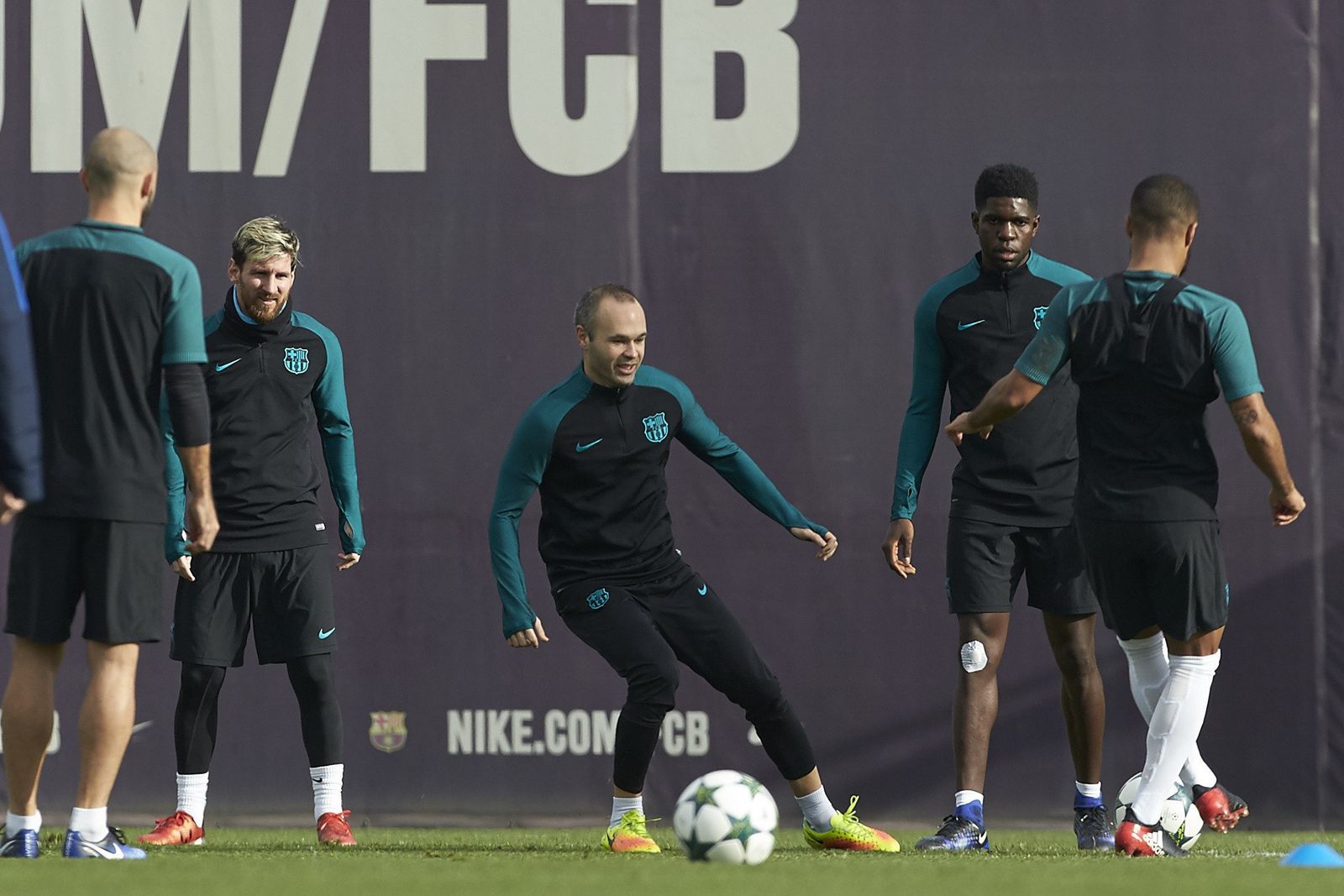 Los jugadores del Barcelona Iniesta, Messi y Umtiti se ejercitan durante el entrenamiento.