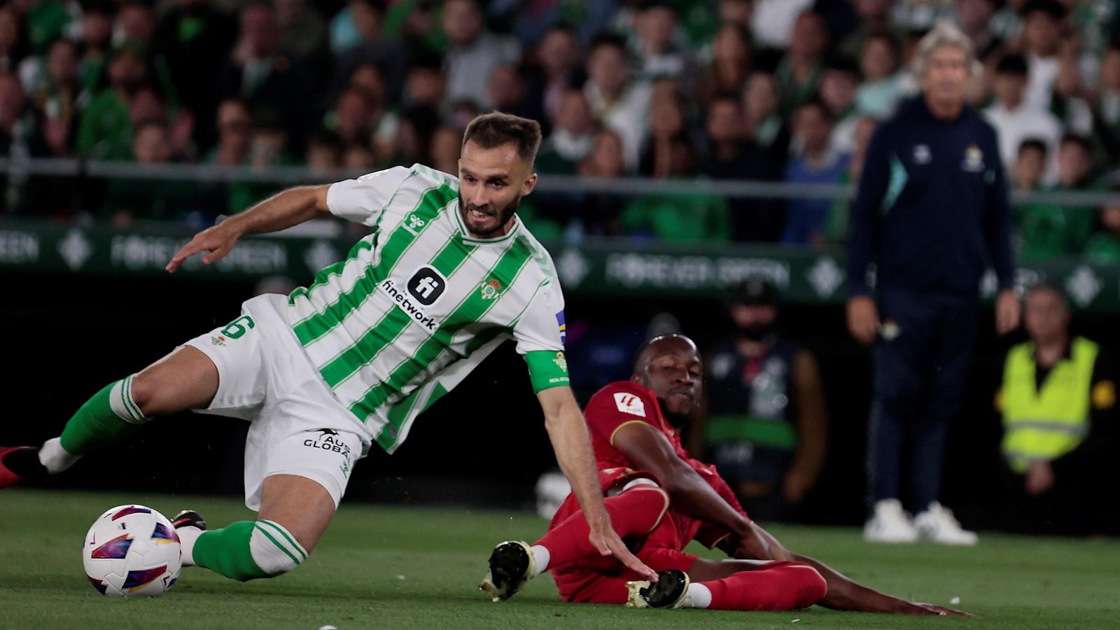 Pezzella se lleva con más ardor un balón ante Lukébakio.