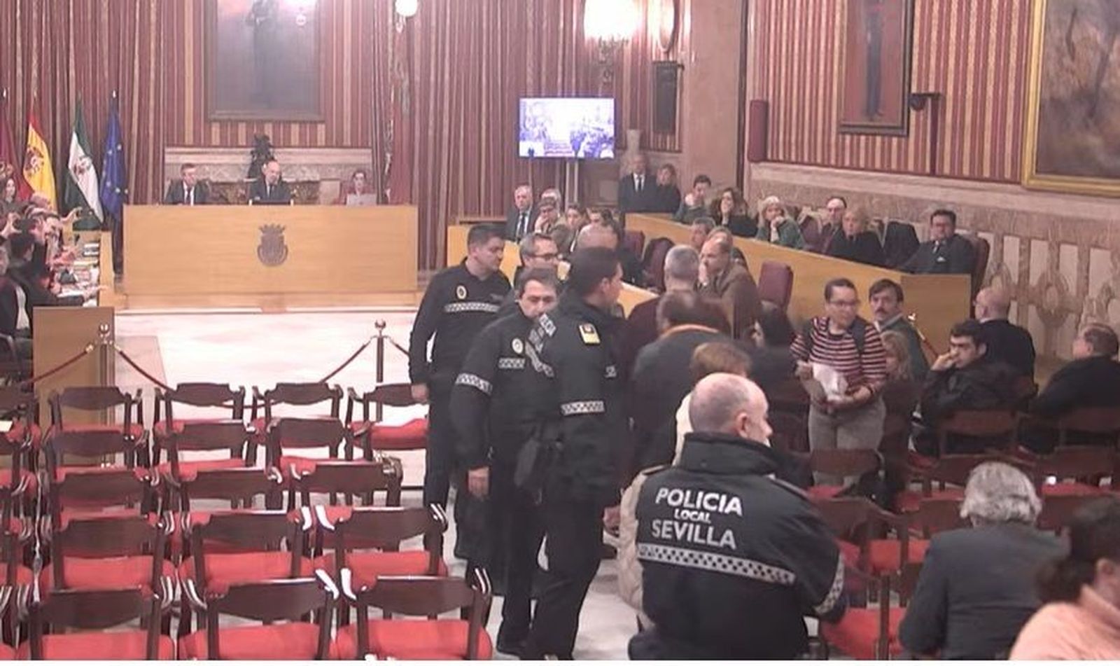 La Policía Local desaloja del Salón Colón a los trabajadores de limpieza de los colegios.