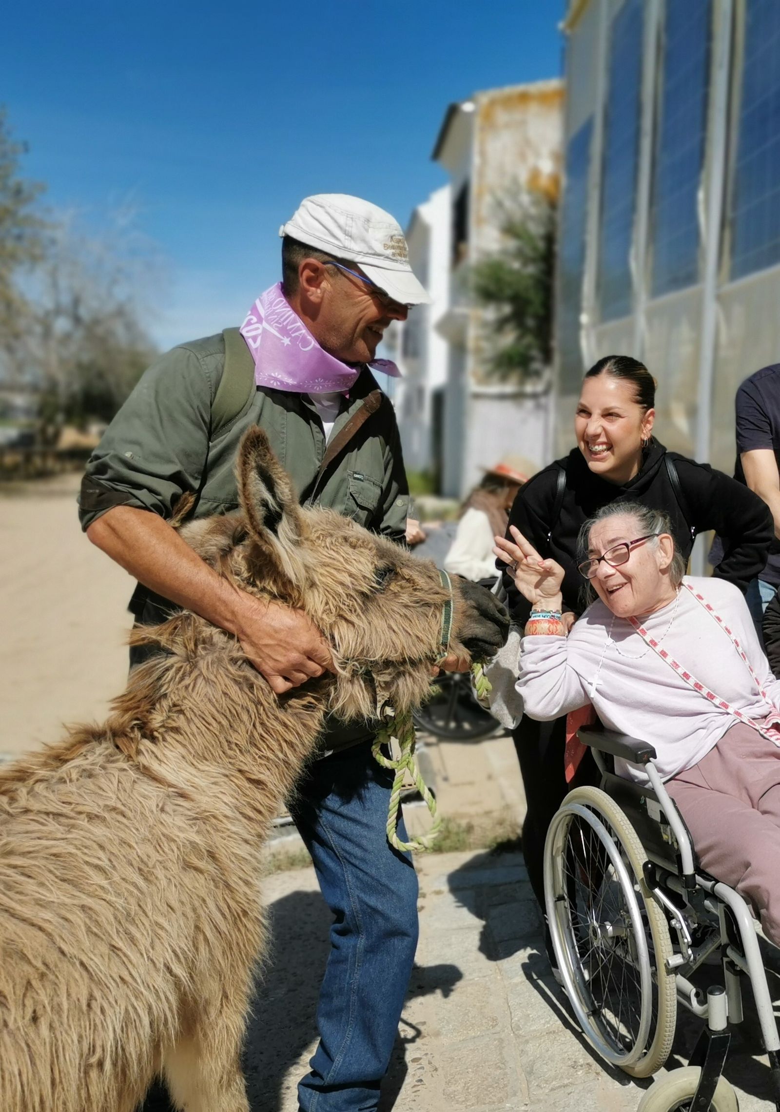 La burrita Leonor junto a uno de los participantes en el Camino del Rocío sin barreras.