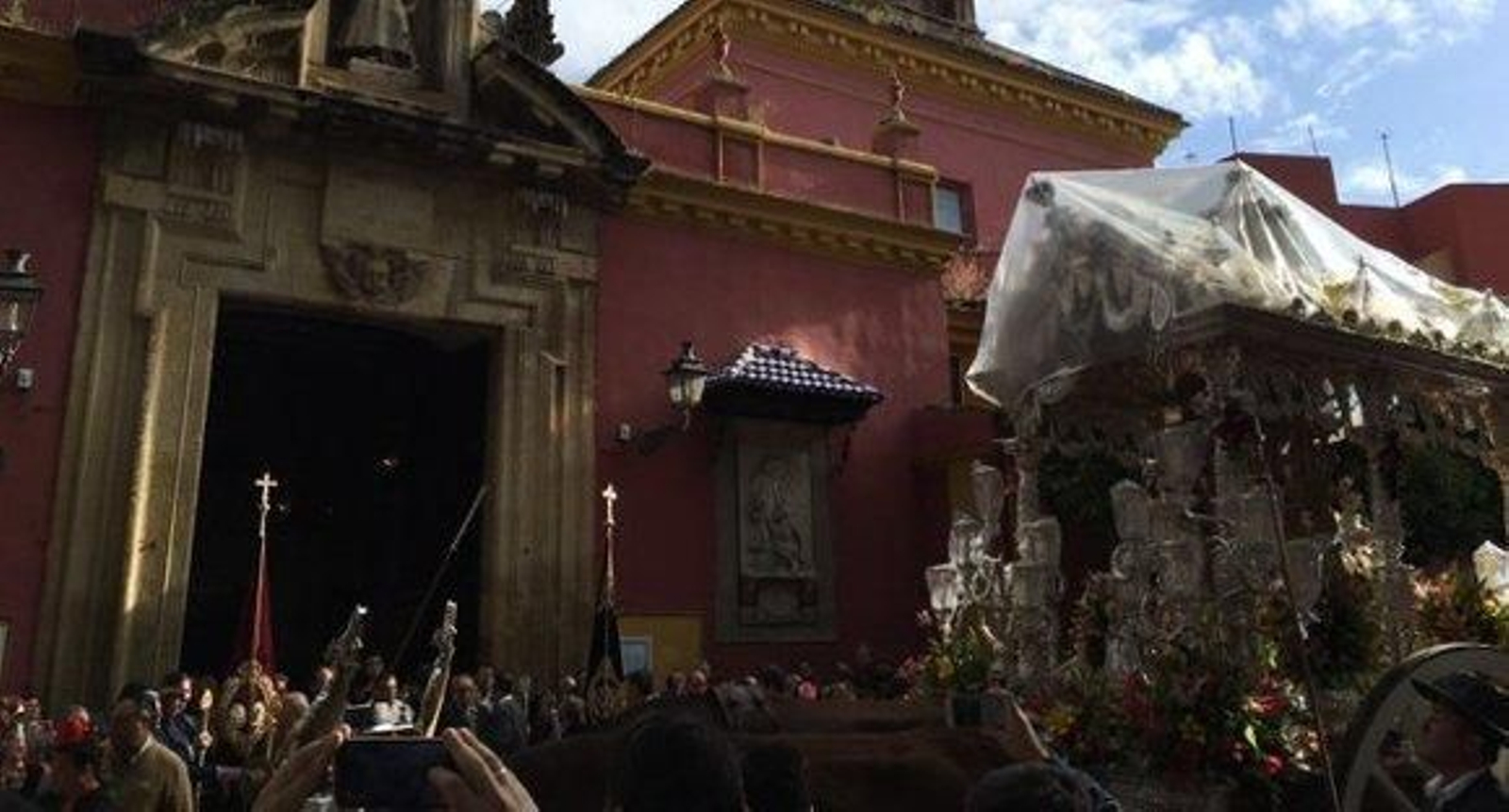 Triana y La Macarena parten hacia El Rocío