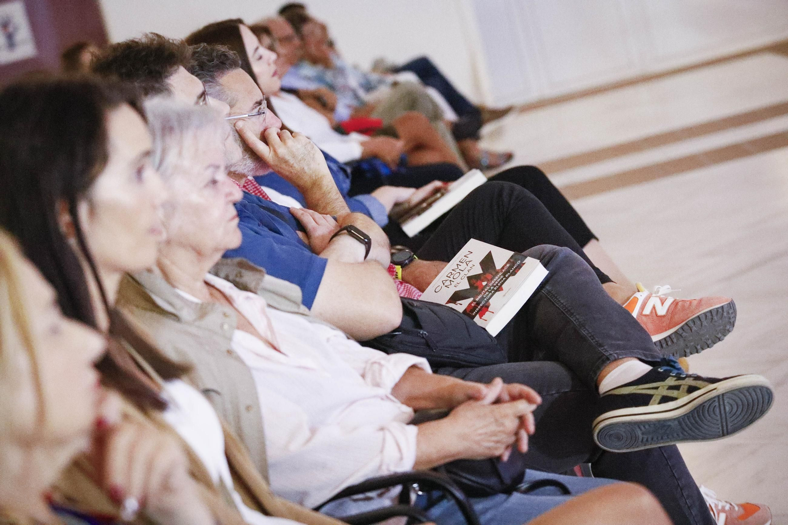 Las imágenes de la presentación del libro "El Clan" de Carmen Mola en Mojácar