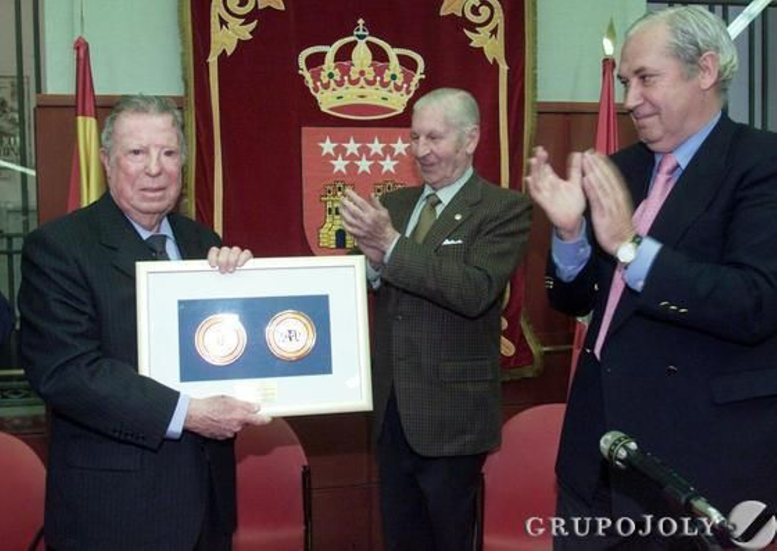 La Comunidad de Madrid inmortaliza al maestro en la Plaza de las Ventas con la entrega de una placa conmemorativa al maestro.

Foto: Chema Moya /EFE