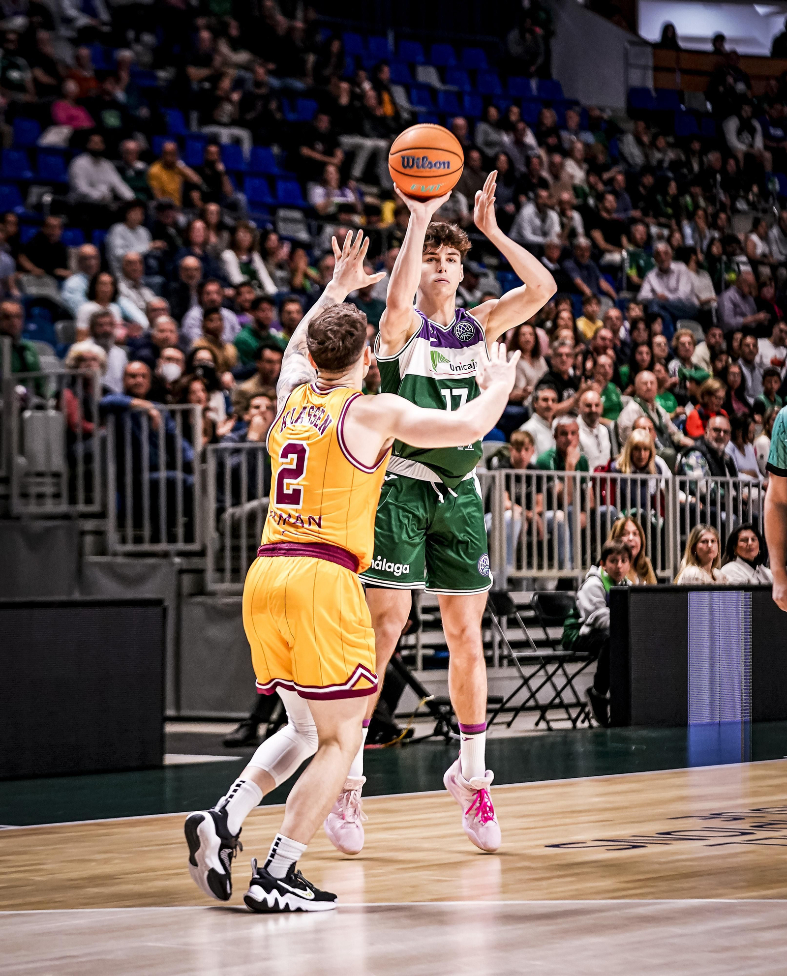 Mario Saint-Supéry lanza a canasta.