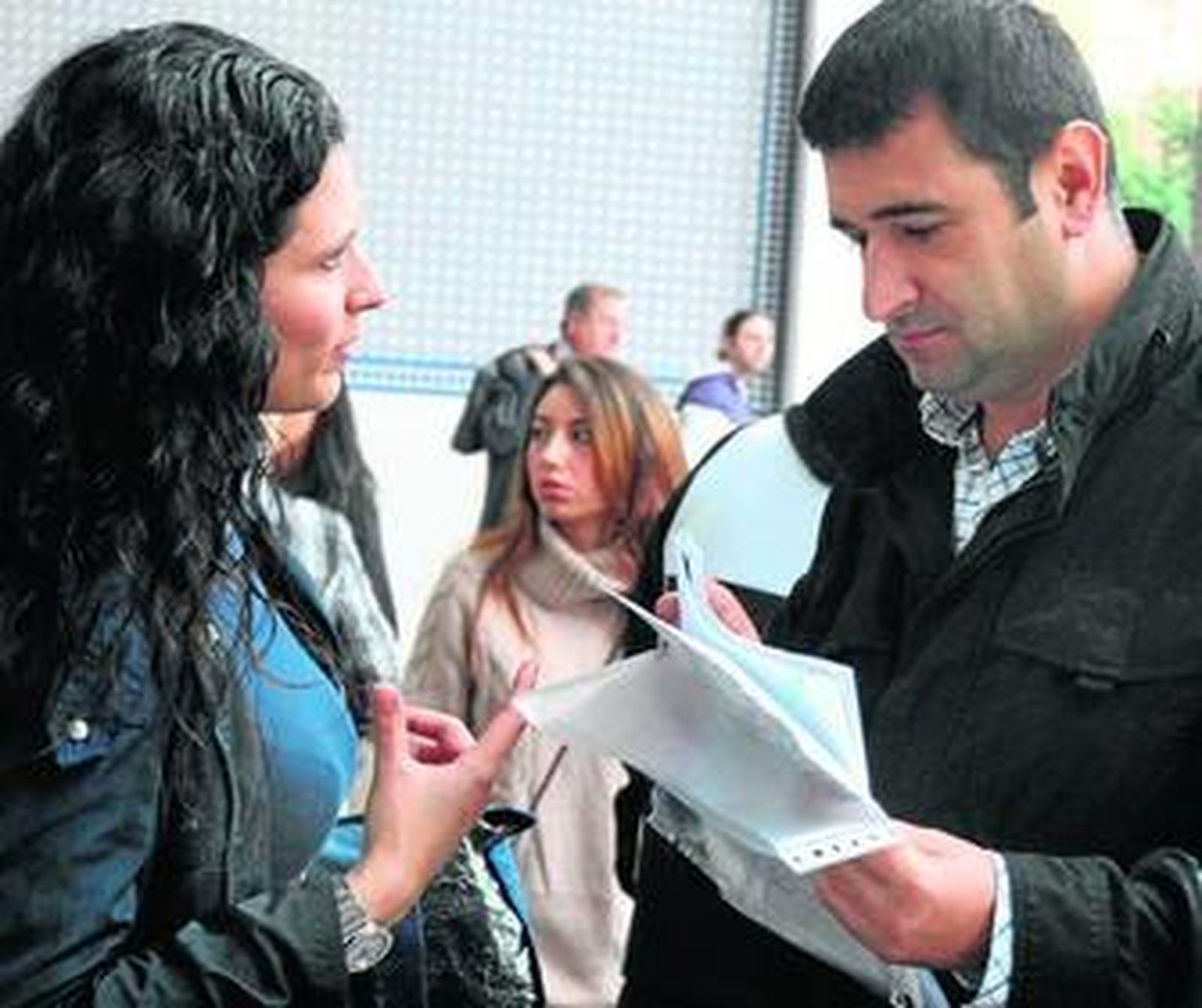 Luis Santamaría y su abogada, en Algeciras el pasado mes de octubre.