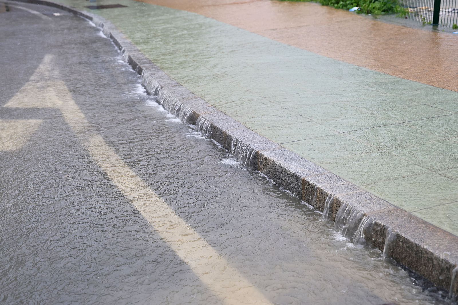 Intensas lluvias y calles desiertas en Huelva por la borrasca Marta