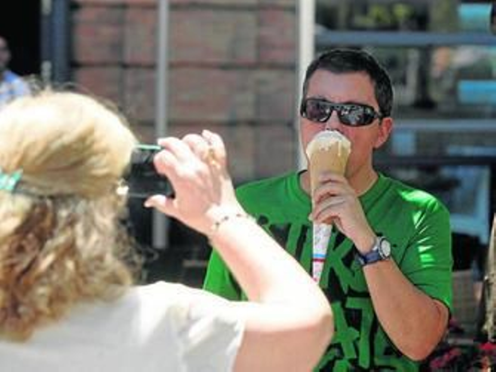 Un hombre disfruta de un cucurucho, un clásico del verano cordobés.