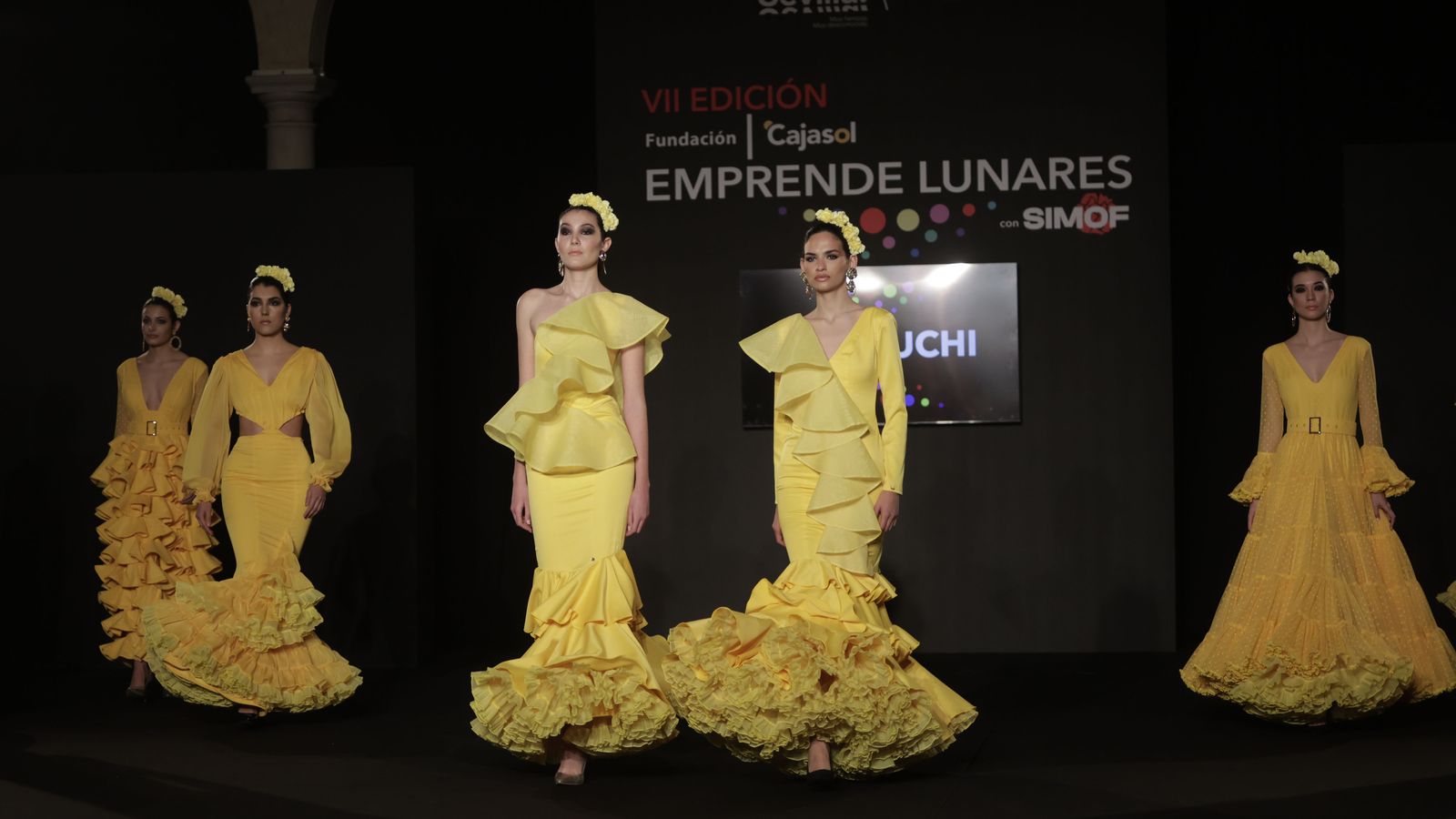 Diseños en amarillo vistos en el desfile de Emprende Lunares.