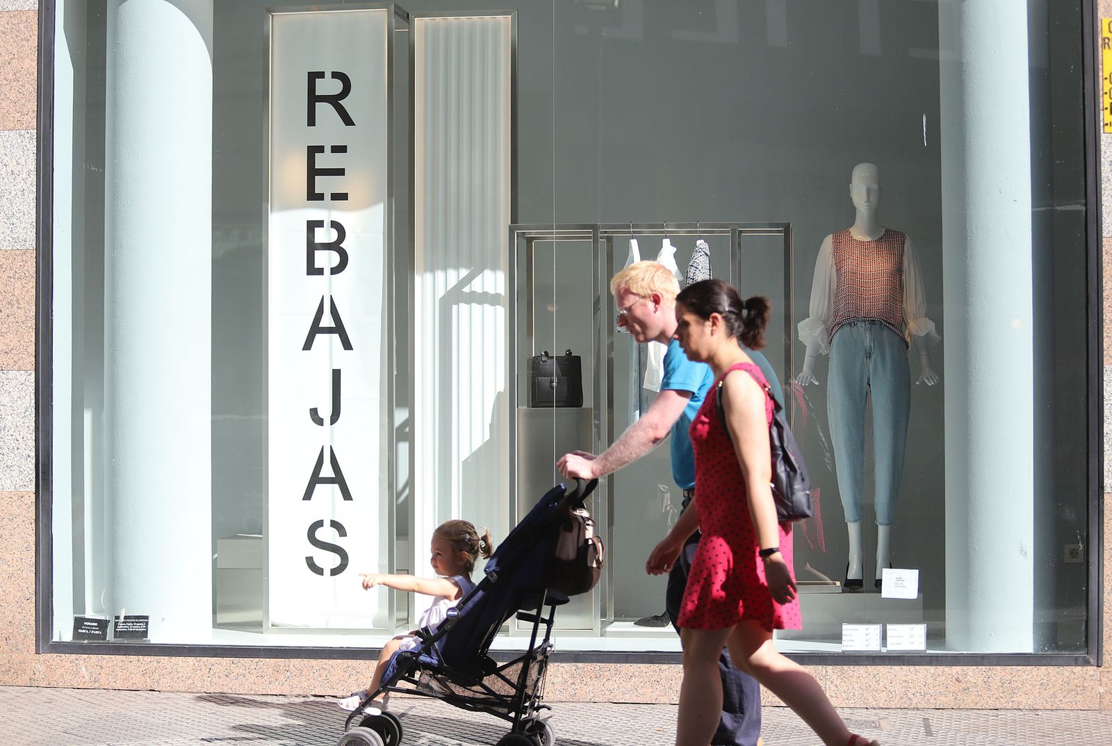 Imágenes de las rebajas de verano en la nueva normalidad