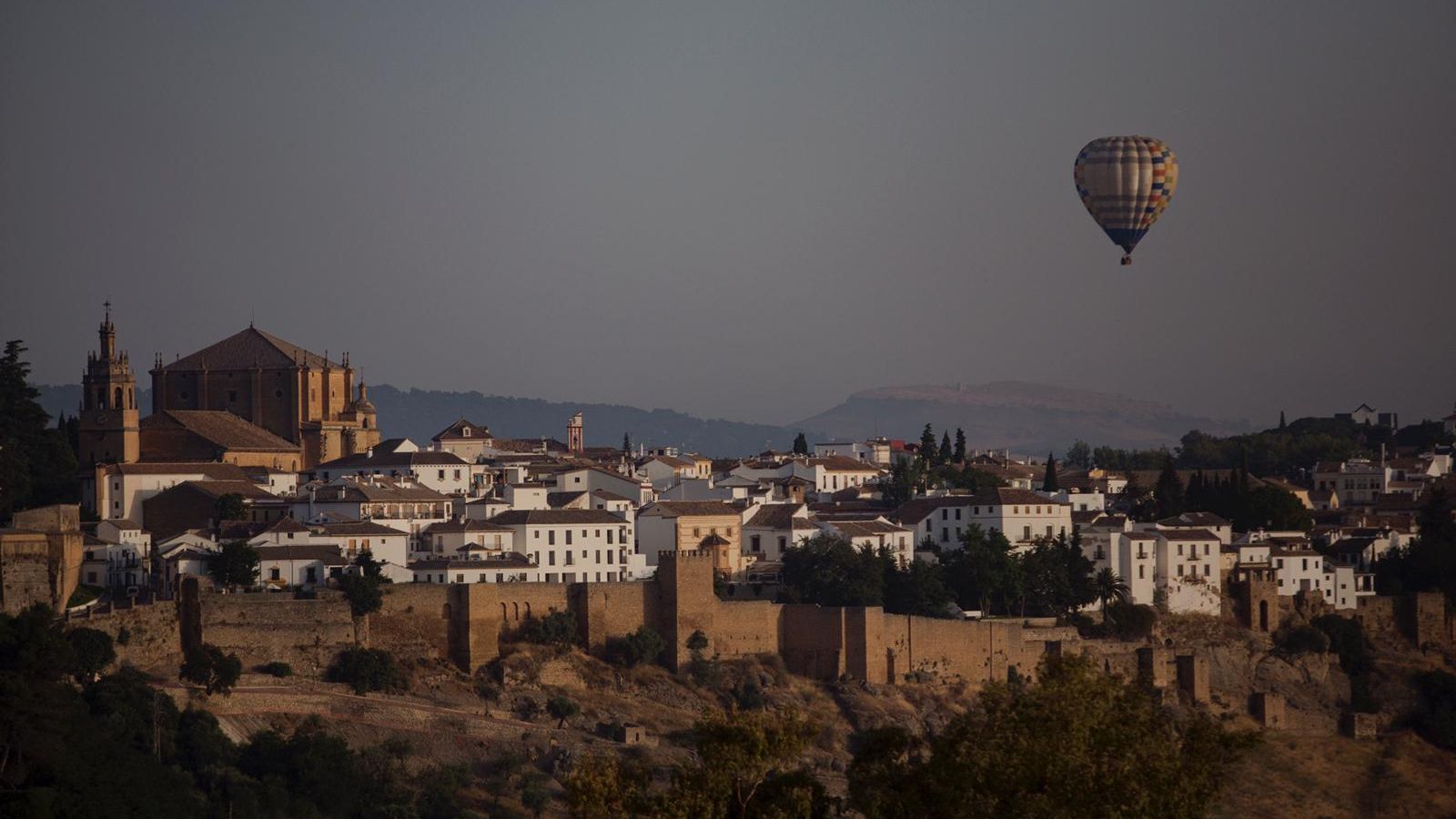 Un globo sobrevuela la localidad de Ronda.