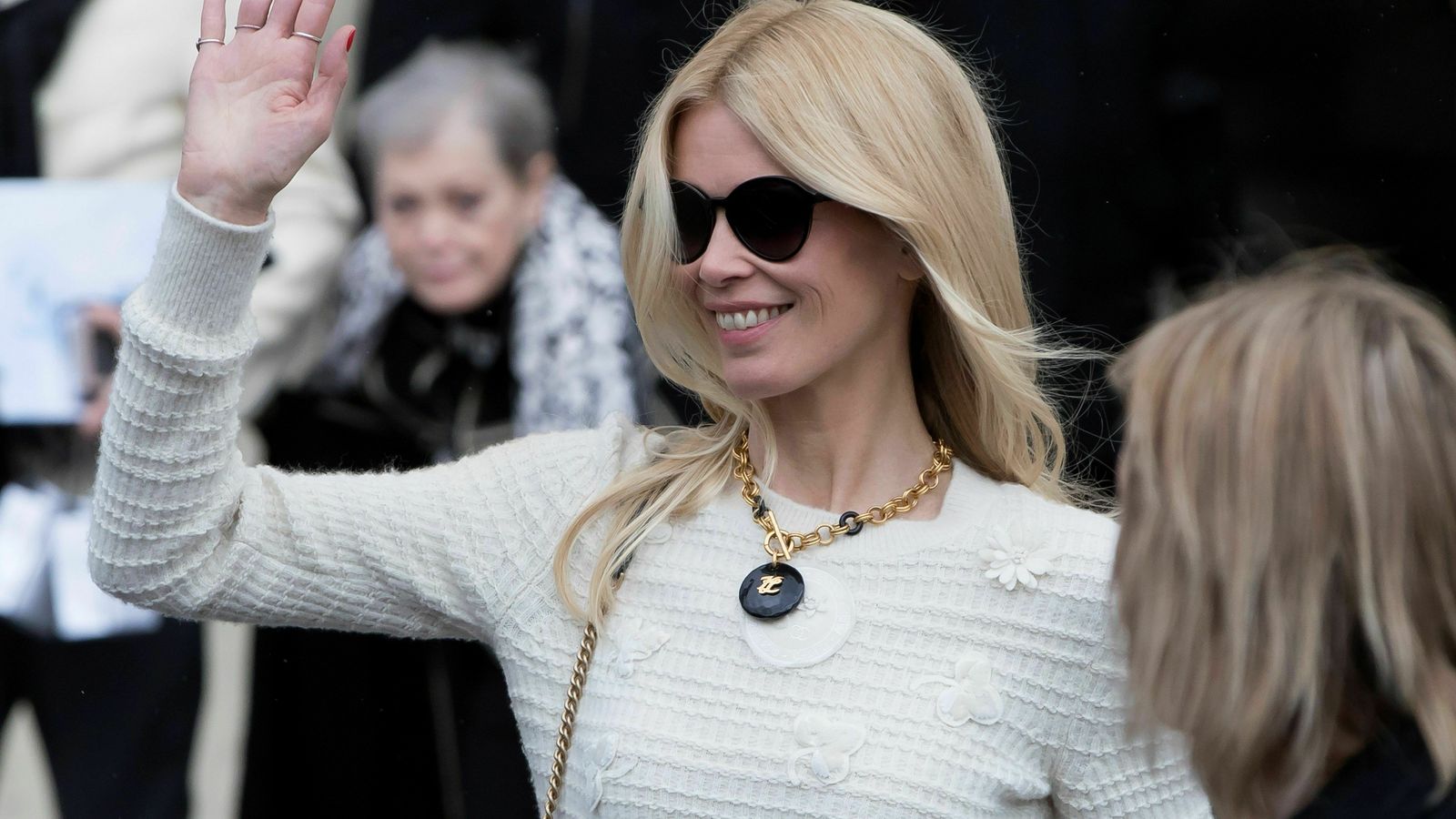 Claudia Shiffer, descubierta por Lagerfeld, saludando antes del pase.