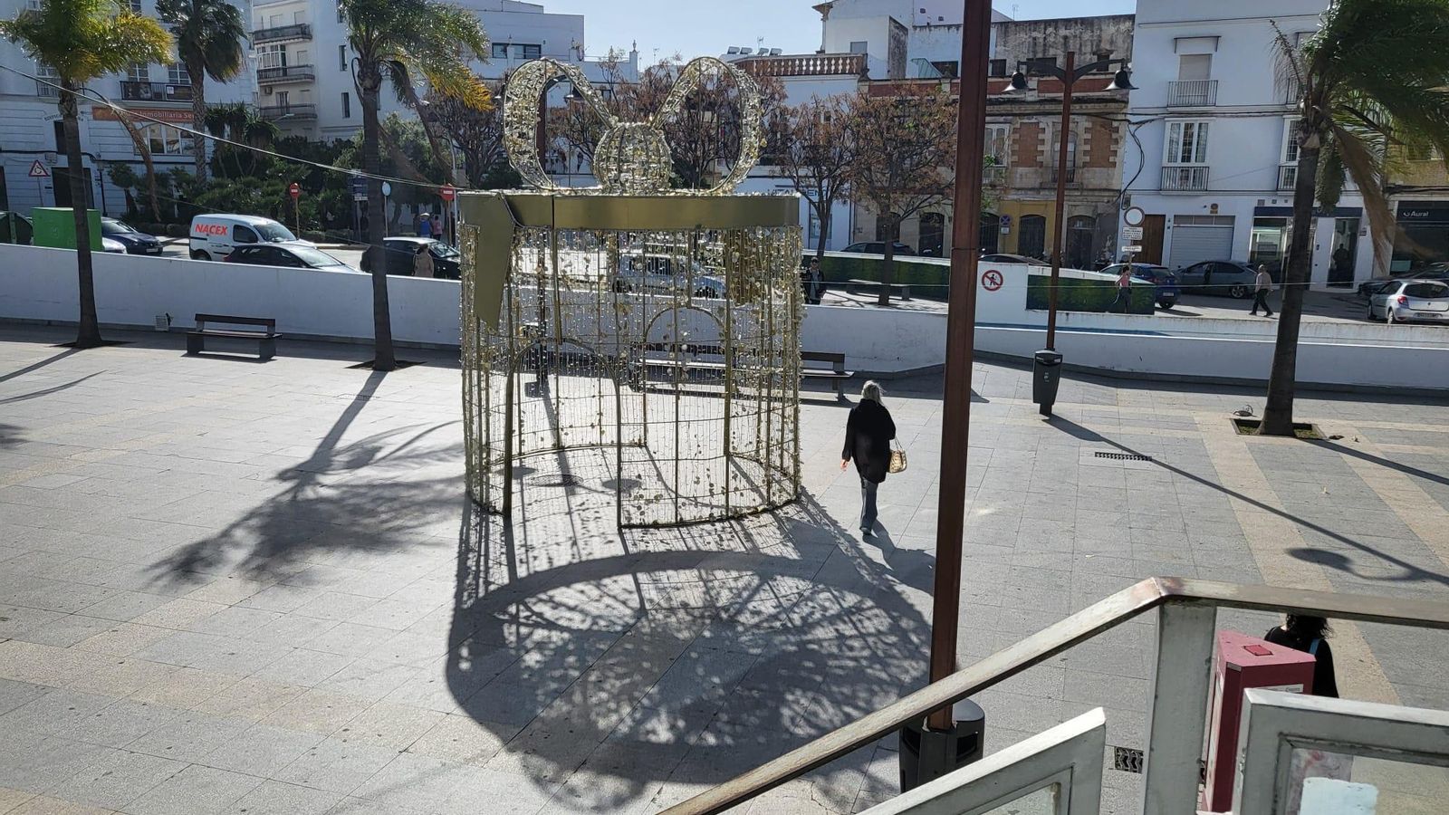 Motivo con forma de gran regalo que se ha instalado en la Alameda, junto a la Gran Plaza.