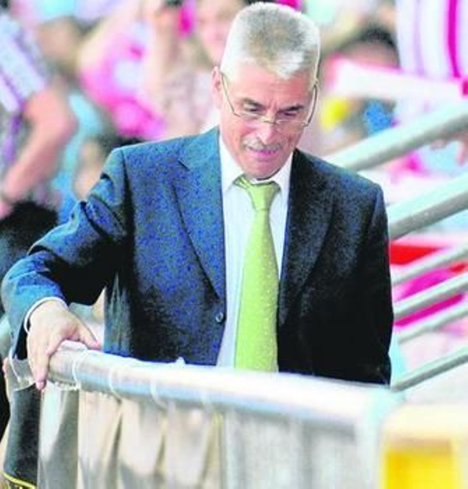 Los técnicos se saludan al comienzo del encuentro.