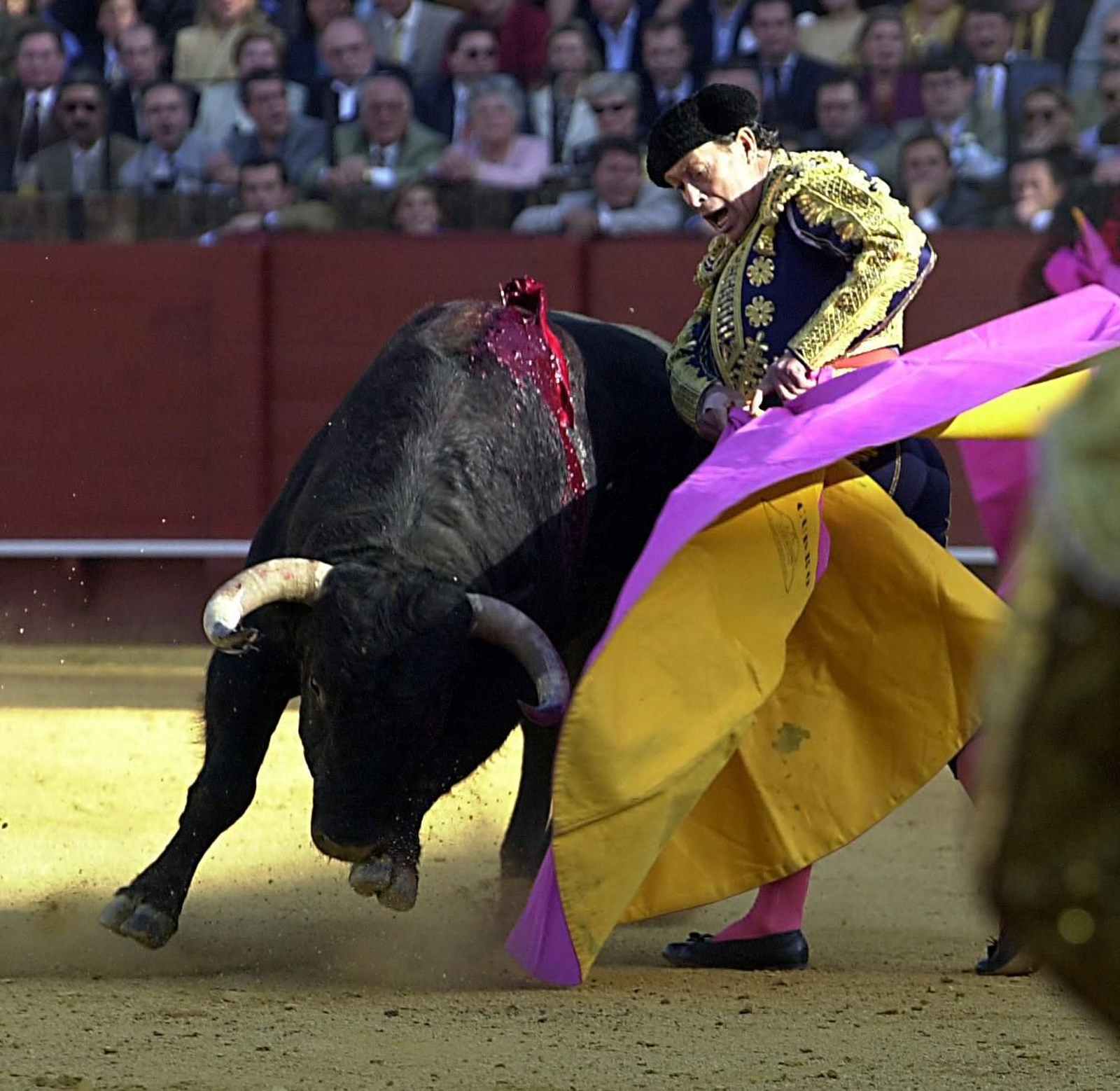Romero instrumenta una media verónica de su personal estilo en su última tarde en Sevilla. Romero instrumenta una media verónica de su personal estilo en su última tarde en Sevilla.