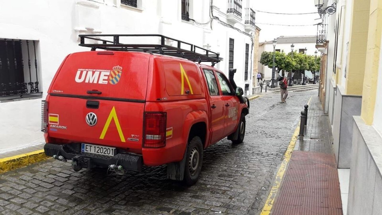 La UME recorre las calles de El Cerro de Andévalo para desinfectarlas.