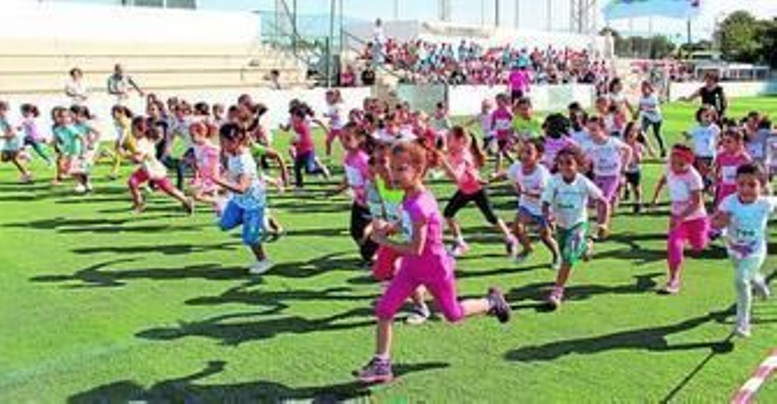 Escolares de los cuatro colegios de La Mojonera han demostrado su rechazo al racismo corriendo.