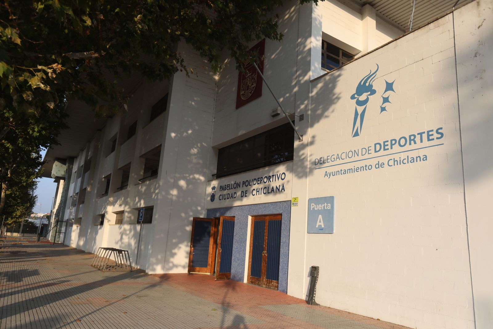 Entrada principal del pabellón Ciudad de Chiclana, en una imagen de archivo.