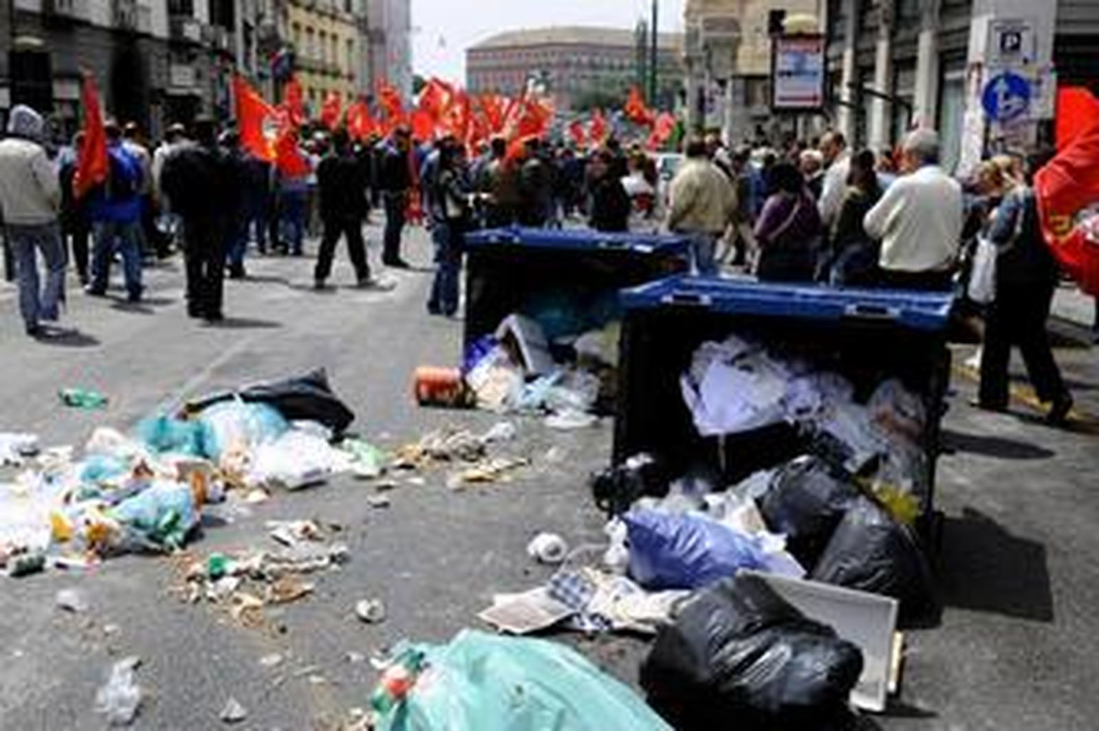 Manifestantes de sindicatos de izquierda protestan contra Berlusconi por las calles de Nápoles.