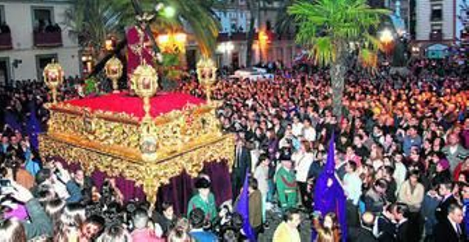 La imagen del Señor de Pasión con la nueva cruz pasando por delante de la Plaza de San Pedro, abarrotada de gente. La imagen del Señor de Pasión con la nueva cruz pasando por delante de la Plaza de San Pedro, abarrotada de gente.