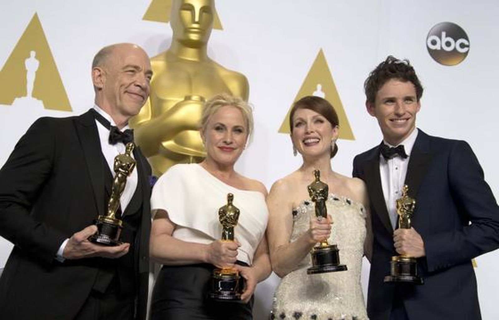 JK Simmons (mejor actor de reparto por 'Whiplash'), Patricia Arquette (mejor actriz secundaria por 'Boyhood'), Julianne Moore (mejor actriz por 'Siempre Alice') y Eddie Redmayne (mejor actior por 'La teoría del todo') con sus estatuillas.

Foto: EFE